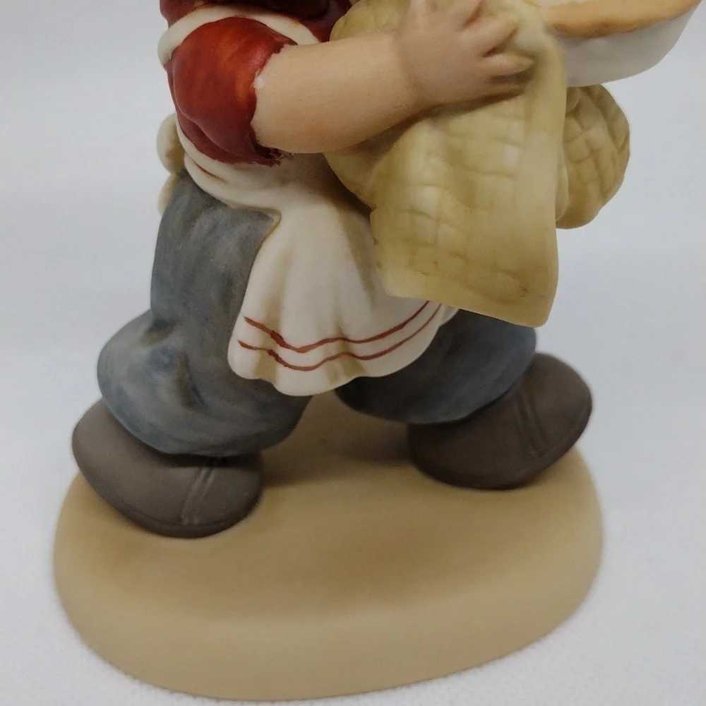 Vintage Enesco Special Edition 1989 Girl with Pie Porcelain‎ Figurine